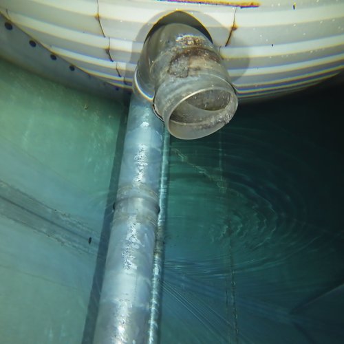 Sprinklertank-Inspektion: Stahltank, 10 Jahre – Inspektionsaufnahme Rohr Flansch Korrosion Deckensicht